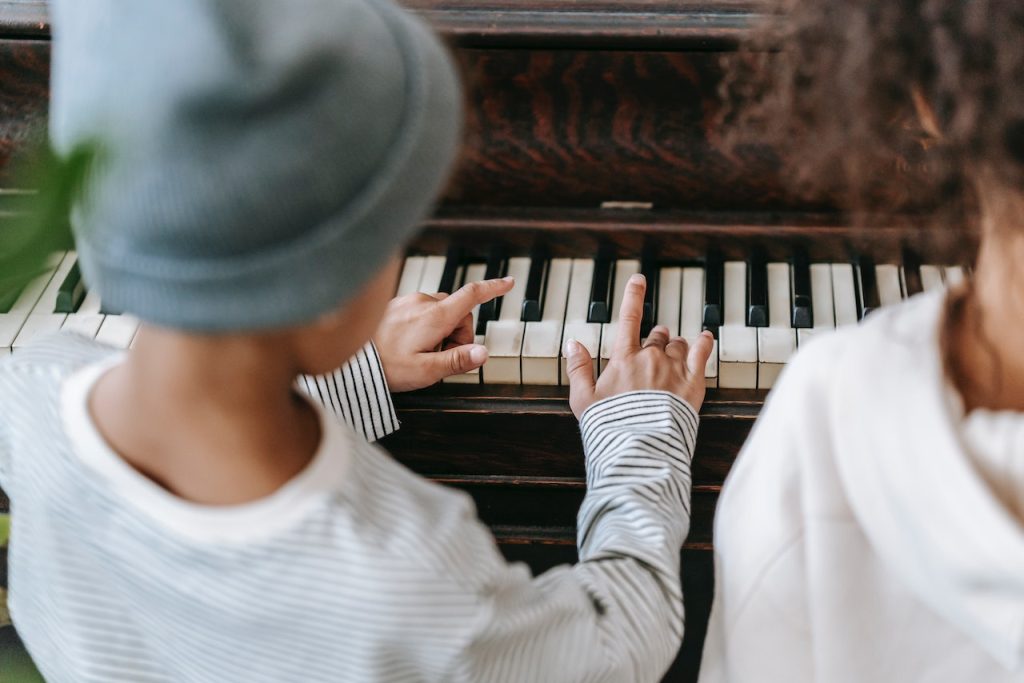 Enseigner le piano à l’ère numérique : méthodes pédagogiques innovantes